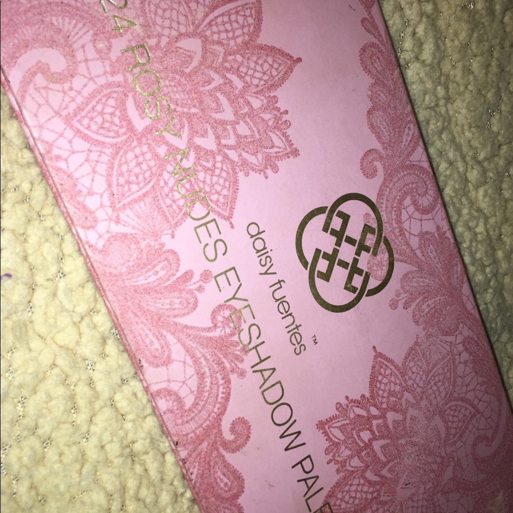 24 Pan nude eyeshadow palette